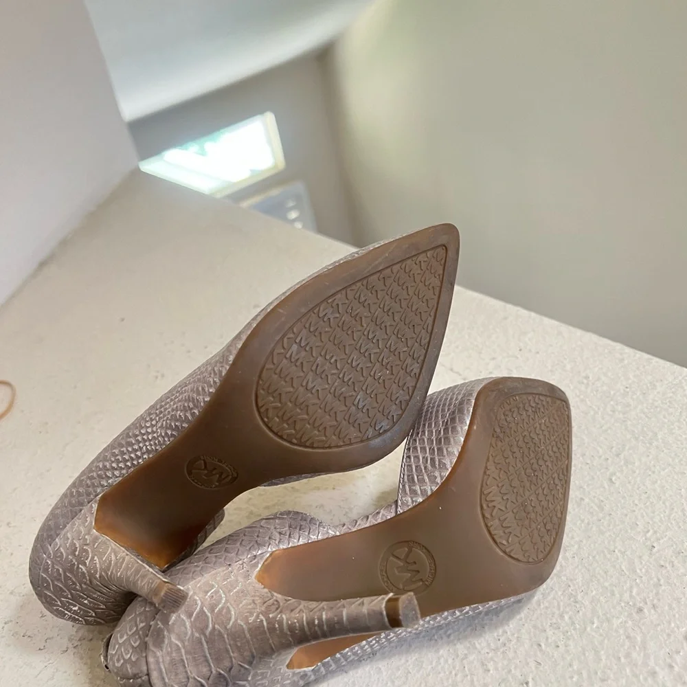 Michael Kors Nathalie Flex‎ High Pump Metallic Embossed Leather Silver Size 5.5